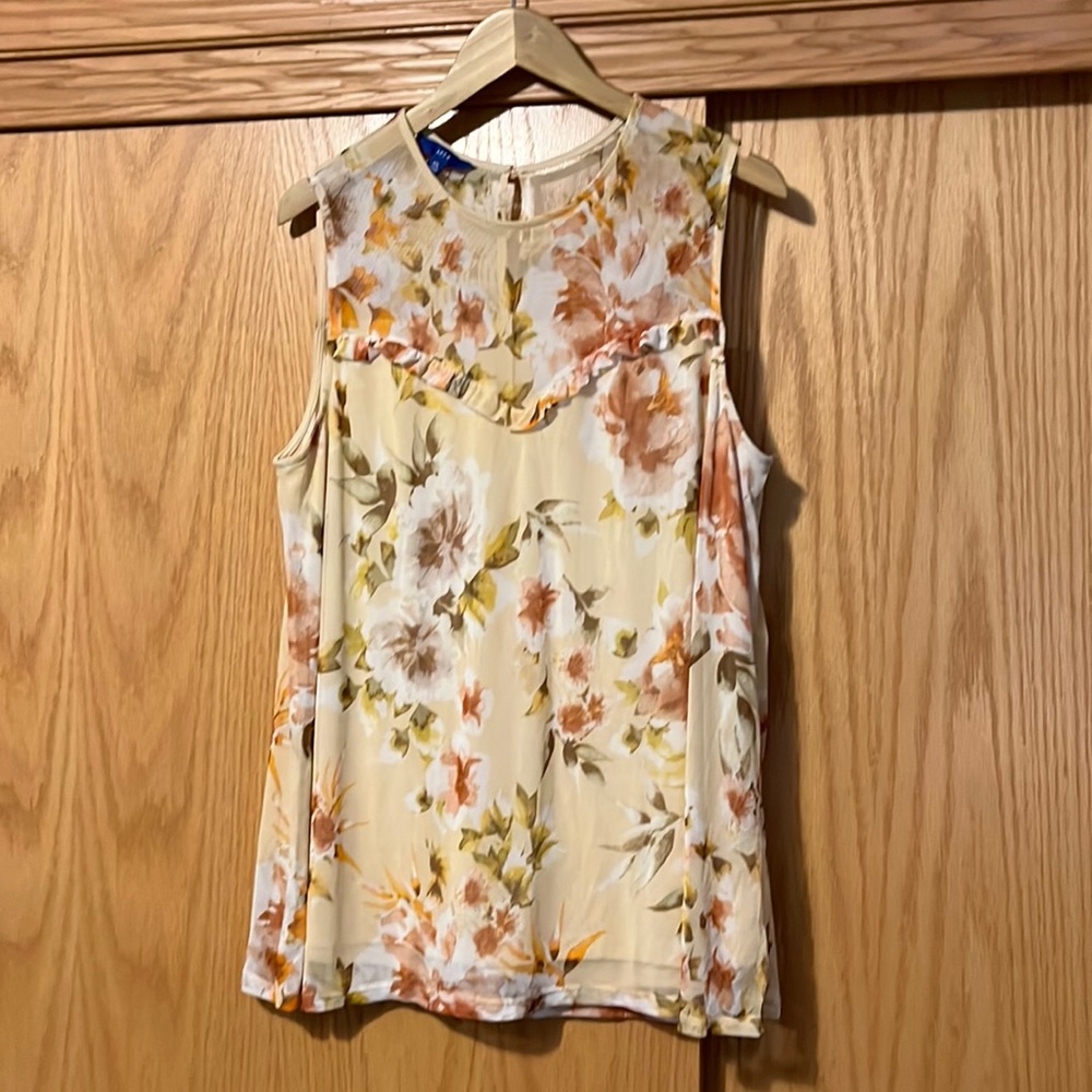 3/$20 Sleeveless floral blouse